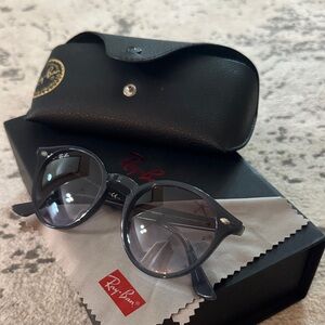 Ray-Ban Black Round Sunglasses with Gray Lenses